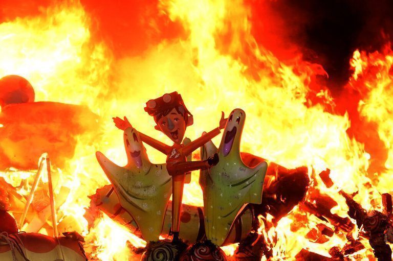 Feuer und Schießpulver prägen die „Fallas“, das Frühlingsfest im spanischen Valencia. Dabei werden Papierskulpturen verbrannt. AFP