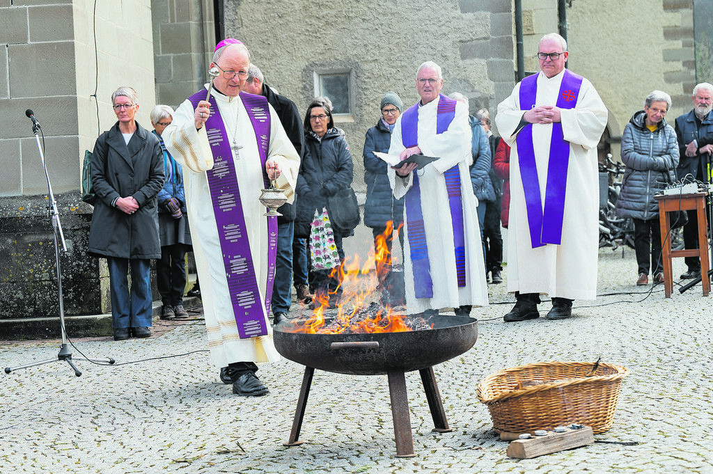 Mit Feuer und Asche