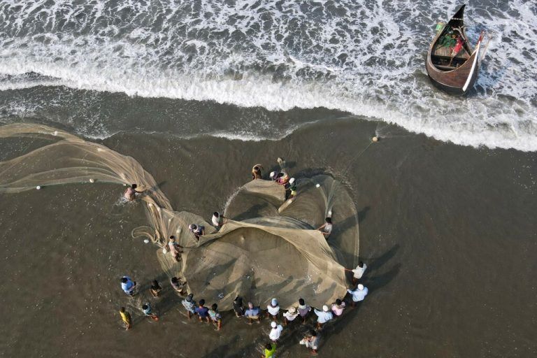 Fischer überprüfen am Strand von Teknaf, am Golf von Bengalen in Bangladesch, ihre Netze. AFP