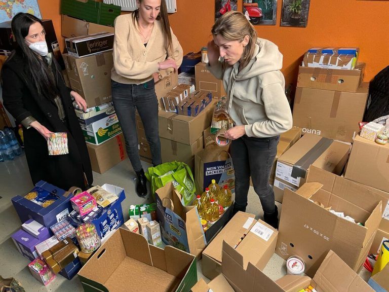 Freiwillige Helfer sortierten die abgegebenen Spenden.