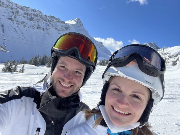 Freundin Angelika genießt ebenfalls die Vorarlberger Bergwelt.