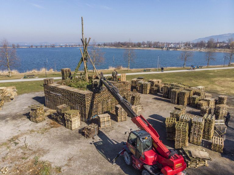 Für den Harder Funken werden geschätzte 2000 Paletten verbaut. Die Funkentanne ist rund 13 Meter hoch. <span class="copyright">VN/Paulitsch</span>