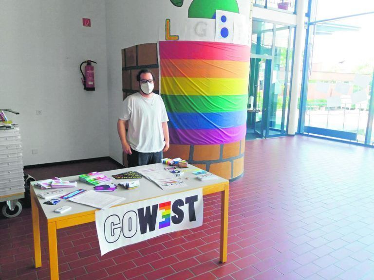 Fynn Kirchner bei einer Veranstaltung vom Verein Go West LGBTQ+ . Kirchner