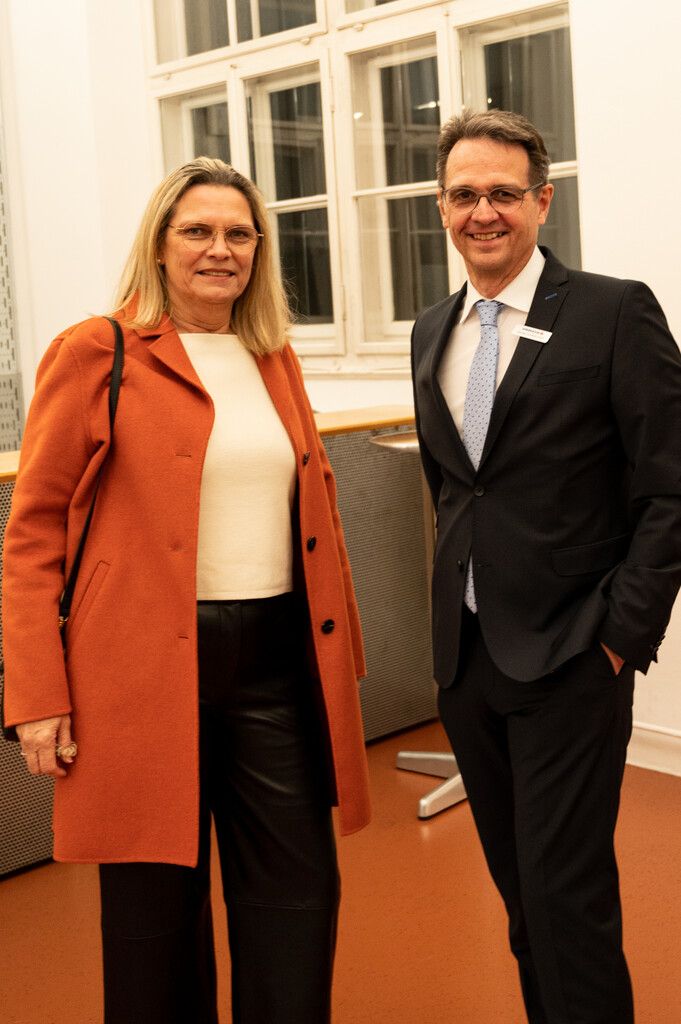 Gabriele Längle mit Günter Gorschek (Sparkasse).