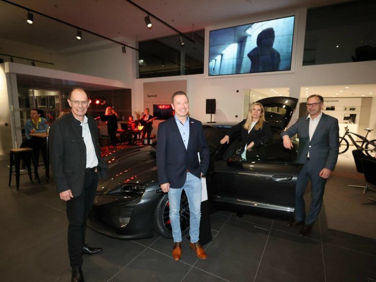 Gastgeber Rudi Lins, Porsche Club-Präsident Bernhard Bügelmayer, Elisabeth Haag-Bügelmayer und Vize-Präsident Christoph Erne. AME