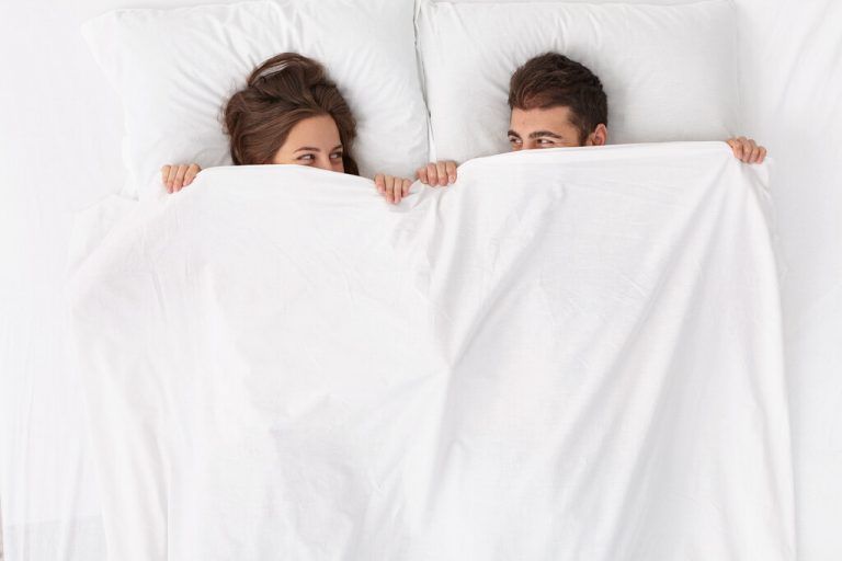 Gemeinsam unter einer Decke stecken, wollen die wenigsten beim Schlafen.Shutterstock