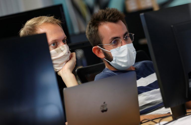 Gerade die Maske hält sich noch in vielen Betrieben, viele setzen aber auf Eigenverantwortlichkeit. <span class="copyright">Reuters/Hartmann</span>
