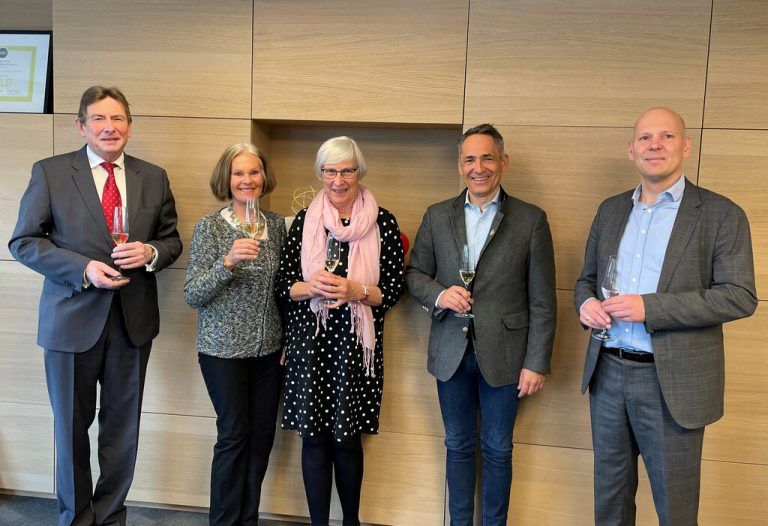 Gerhard Bednarsky, Elisabeth Prath, Christa Csar und Bernhard Holper vom Bauunternehmen Prath mit Rhomberg-Bau-Eigentümervertreter Hubert Rhomberg (2. v. r.). rhomberg