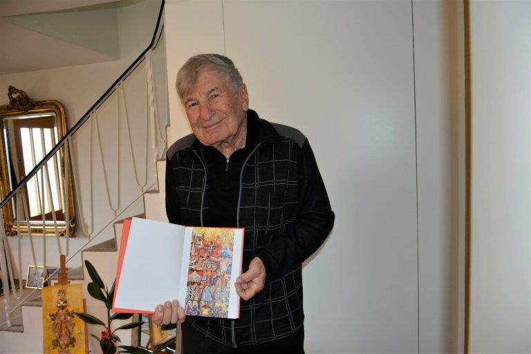 Gerhard Winkler zeigt sein Buch „die ausgestreckte Hand“.