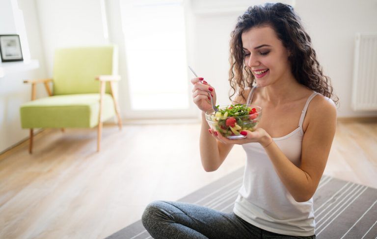 Gesunde Ernährung ist auf jeden empfehlenswert. Bei Rückenschmerzen sollte aber immer eine medizinische Fachkraft aufgesucht werden. shutterstock