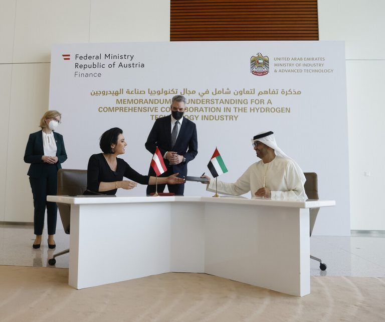 Gewessler, Nehammer und Köstinger mit Sultan Al Jaber in Abu Dhabi.APA/BKA