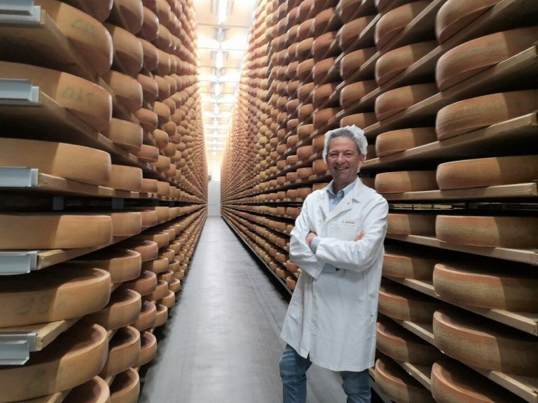 GF Käsemeister Ulrich Gärtner freut sich, dass die Lagerkapazität auf 50.600 Laibe Berg- und Alpkäse erhöht werden kann. <span class="copyright">me/3</span>