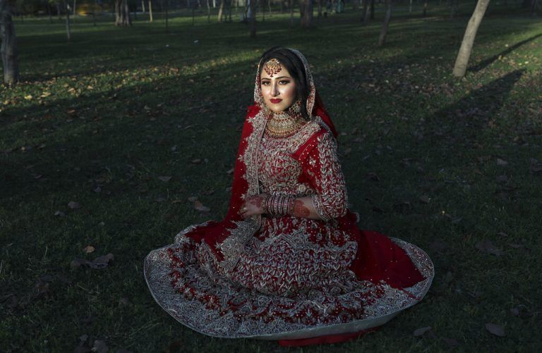Hafiz Mohammad Awais posiert für eines ihrer Hochzeitsfotos im Rawalpindi-Park in Islamabad, Pakistan. AP