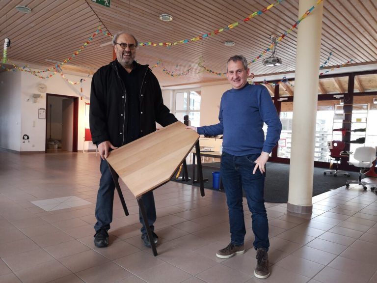 Hanno Metzler und Melchior Schwärzler mit dem neuen</p><p class="caption">5-Eck-Tisch.