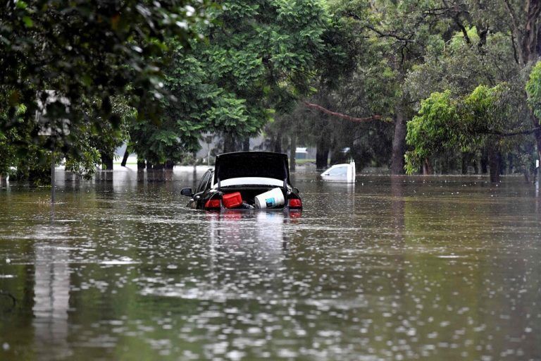Heftige Überflutungen in Australien: Ein Auto ist in einem Vorort von Sydney im Wasser gestrandet. AFP