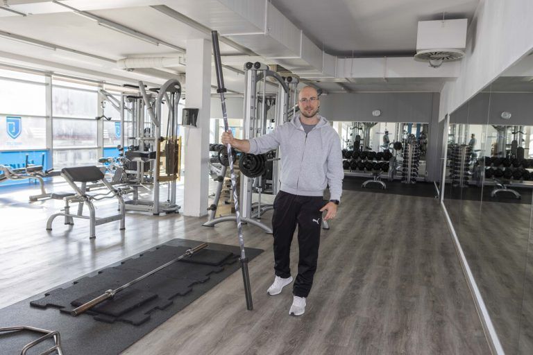 Hier befindet sich Liebl im Freihantelbereich des Fitnessstudios in Dornbirn.<span class="copyright">VN/Paulitsch</span>