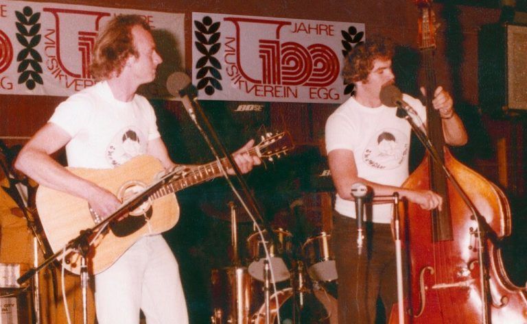 Historisches Bilddokument: Stemmeisen &amp; Zündschnur bei ihrem ersten offiziellen Auftritt in der Hitparade beim Egger Musikfest 1977.