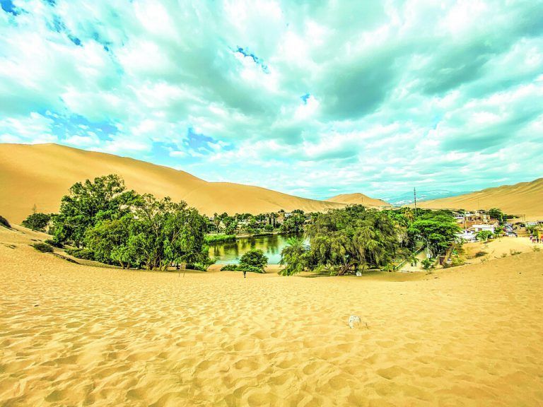 Huacachina liegt in der Atacamawüste, nahe der Küste Perus.Beate Rhomberg