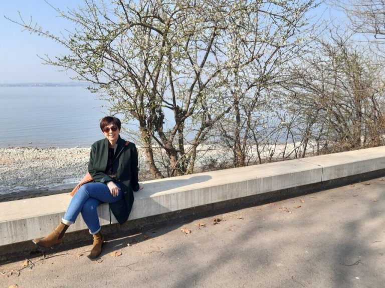 Ihre freie Zeit verbringt Ingrid Böhler gerne bei Spaziergängen am Ufer des Bodensees. Dort genießt sie die selbstgewählte Einsamkeit.
