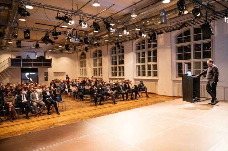 Im ausgebuchten Pförternhaus gab Architekt Stefan Marte Einblicke in eine Reihe von preisgekrönten Bauten. VN/Serra