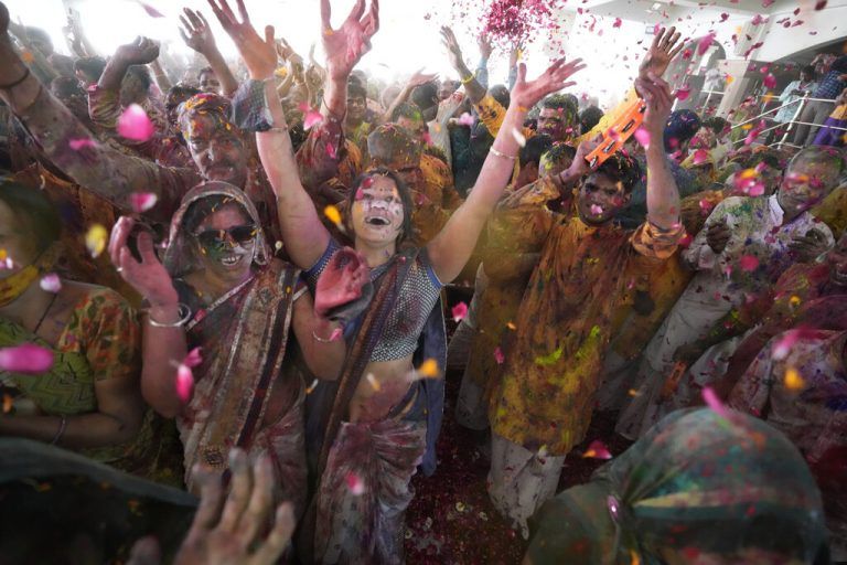 Im indischen Ahmedabad wird das farbenfrohe hinduistische Frühlingsfest Holi gefeiert. AFP