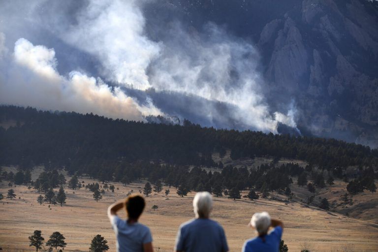 Im US-Bundesstaat Colorado mussten sich tausende Menschen vor einem Waldbrand in Sicherheit bringen - 20.000 Menschen flüchten. AP