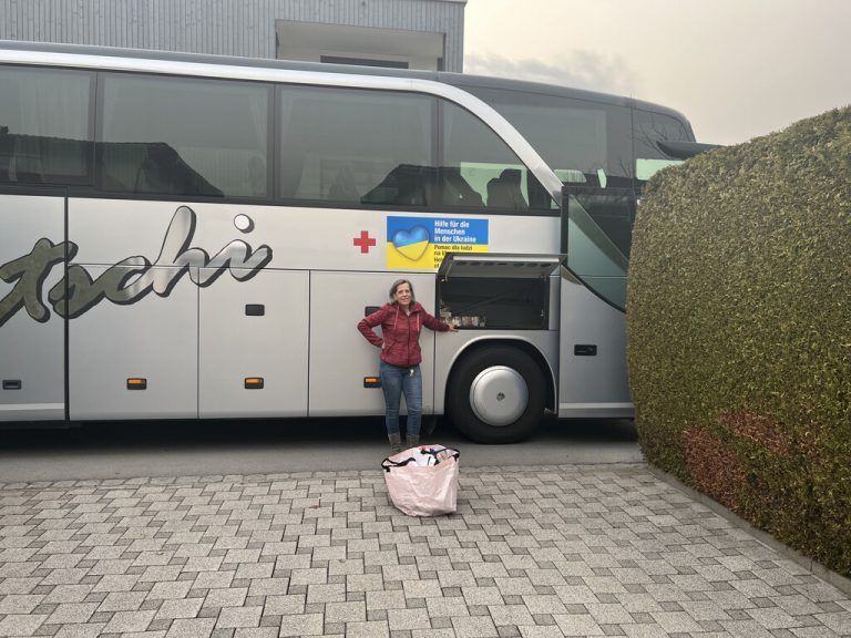 Im vollbepackten Bus befinden sich vor allem Medikamente, haltbare Nahrungsmittel und Spielsachen.