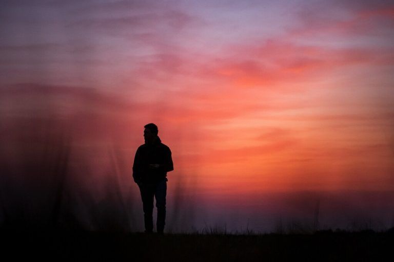 In den frühen Morgenstunden genießt ein Spaziergänger in Bremen den Sonnenaufgang. APA/DPA