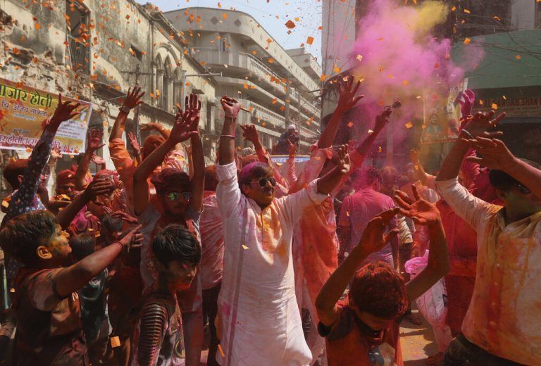 In den Straßen Hyderabads (Indien) feiern Menschen Holi, das hinduistische Fest der Farben. Holi läutet auch die Ankunft des Frühlings ein. AP