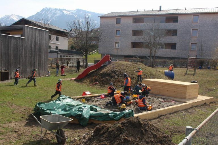 <p class="caption">In den vergangenen Tagen hatten die Kinder bereits Gelegenheit, die neuen Geräte im Außenbereich ihres Kindergartens ausgiebig zu testen.</p><p class="caption"/>
