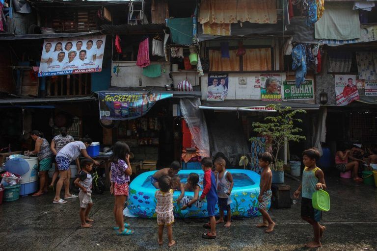 In der philippinischen Hauptstadt Manila kühlen sich Kinder in einem Planschbecken ab. AFP