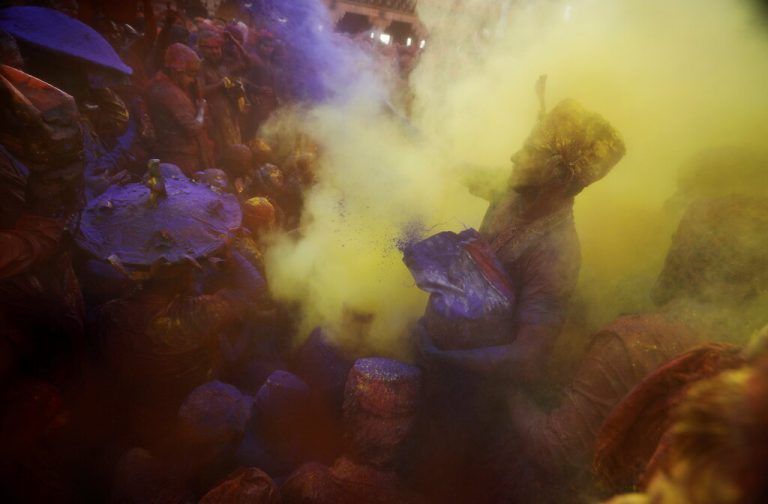 In einem Tempel in Nandgaon, Indien, feiern Gläubige das farbenfrohe Frühlingsfest Holi. Reuters