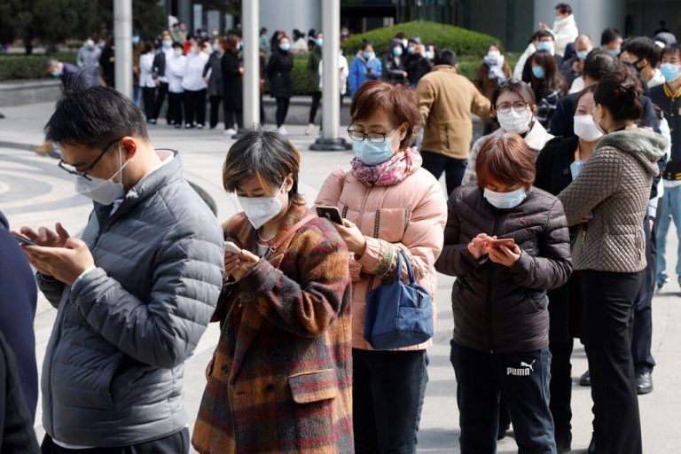 In einer Schlange warten Menschen in Peking auf einen PCR-Test. Zuletzt ging die Zahl der Neuinfektionen in China deutlich nach oben. Reuters