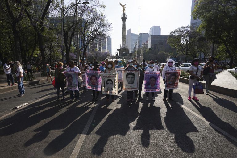 In Mexiko wird für die Freilassung von 43 vermissten Studenten demonstriert - die lokale Polizei übergab sie einem Drogenring. AP
