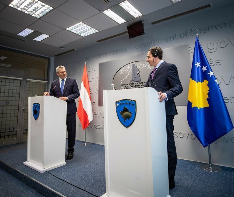 In Prishtina kam Nehammer mit Regierungschef Albin Kurti zusammen. APA/BKA/ARNO MELICHAREK