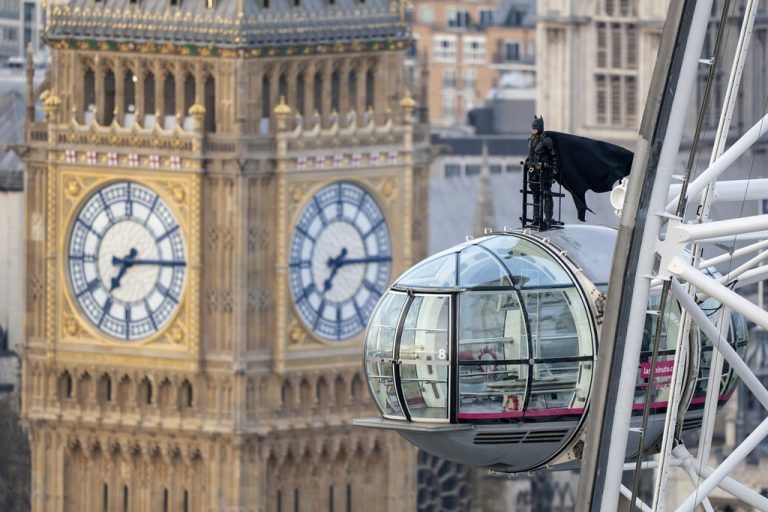 In schwindelerregender Höhe wirbt dieser Mann auf dem London Eye für den neuen Batman-Film. AP/Lipinski