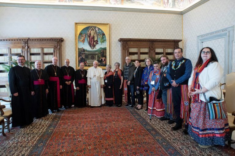Indigenen-Vertreter aus Kanada waren gestern bei Papst Franziskus. reuters