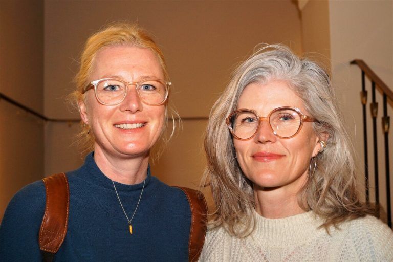 Irmi Gerstenmayer (Künstlerhaus) und Fotografin Angela Lamprechtl.