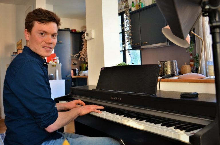 Jakob Peböck beherrscht mehrere Instrumente, darunter das Klavier. HRJ