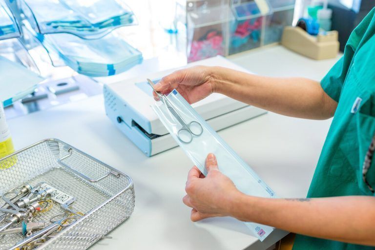 Jedes einzelne Teil wird im Sinne der Patientensicherheit sorgfältig gereinigt und dann wieder verpackt. khbg/riesterer