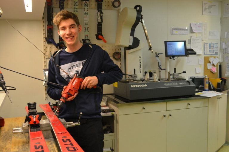 Jug lernt unter anderem, Skibindungen fachgerecht zu montieren.