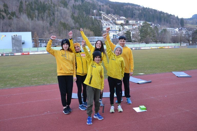 Julia mit der von ihr trainierten Jugendgruppe.Bi (2), Föger