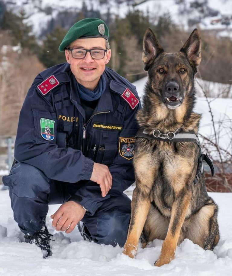 „Kai vom Zauberschlösschen“ und sein Hundeführer Christian Scherl. LPD Tirol