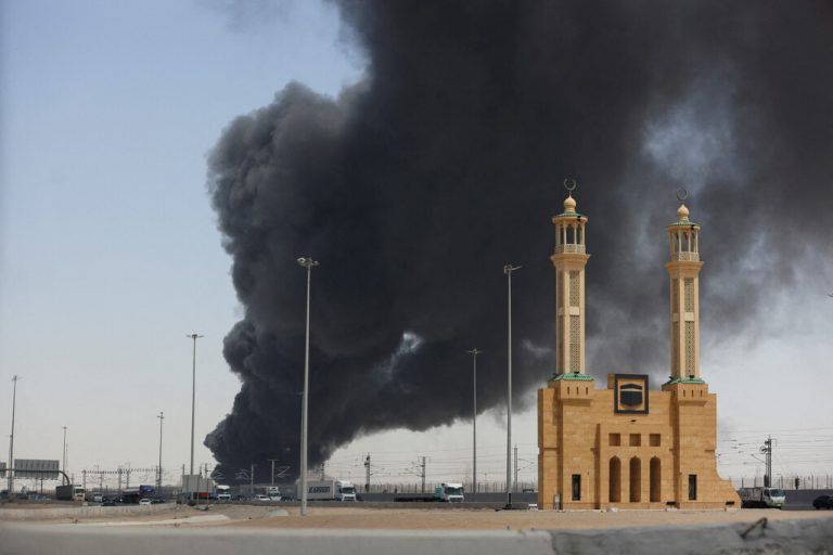 Kilometerweit war der Rauch nach einem Anschlag auf eine Erdöllagerstätte in der saudi-arabischen Hafenstadt Jeddah zu sehen. REUTERS