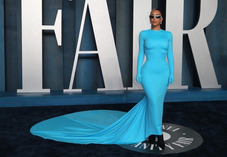 Kim Kardashian erschien im babyblauen Kleid mit Schleppe. ap