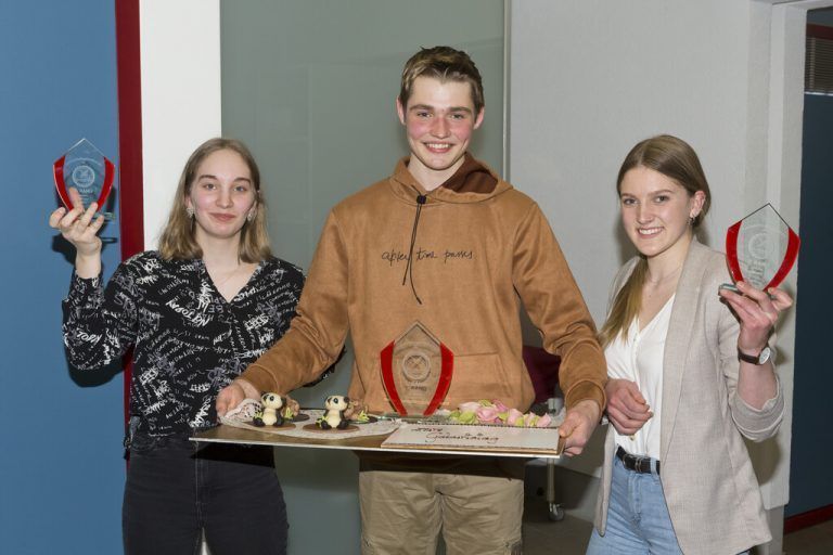 Konditoren Bei den Konditoren-Lehrlingen im zweiten Lehrjahr holte sich Dominic Vonbrül (Konditorei Schnell, Feldkirch) den ersten Platz beim Landeslehrlingswettbewerb. Zweite wurde Annika Metzler (Café Lorenz, Hohenems), Dritte wurde Sabrina Dönz (Hotel Alpenrose, Schruns). wkv/Mathis