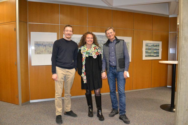 Künstler Nikola Bartenbach, Autorin Sabine Grohs und Roland Haas bei der Finissage im Rathaus. BI