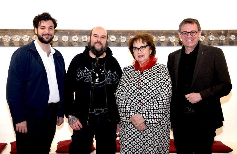 Kulturstadtrat Cenk Dogan, Glaskünstler Patrick Roth, Galeristin Sigrid Fritsche und LAbg. Christoph Thoma.<span class="copyright">SCO</span>