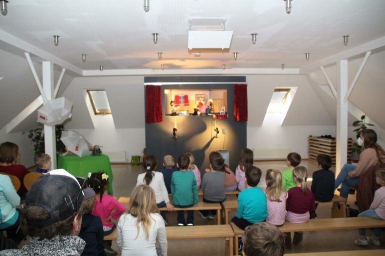 Lange musste der Frastner Nachwuchs warten. Am vergangenen Wochenende kehrten Kasperl und seine Freunde zurück auf die Bühne.<span class="copyright">Heilmann</span>