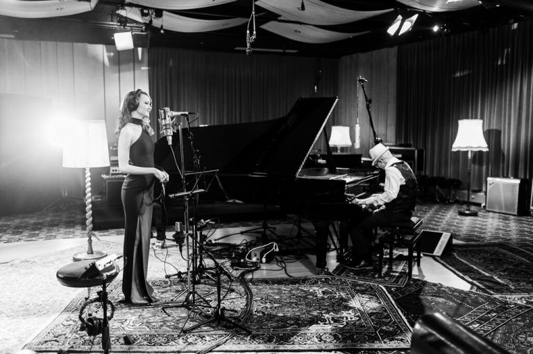 Laura Bilgeri und Christof Waibel geben im Turnsaal der Volksschule Tschagguns ein Jazzkonzert.<span class="copyright">Montafon Tourismus</span>